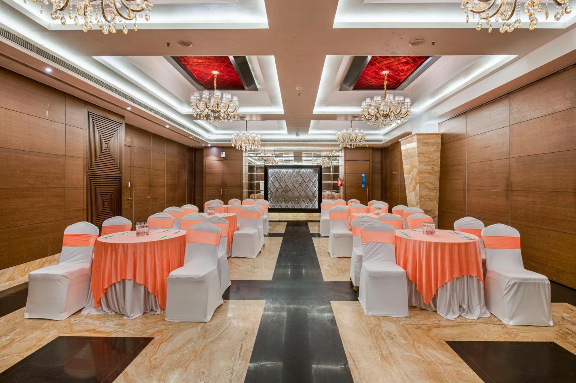 Hotel Satkar Grande Tháné Exteriér fotografie